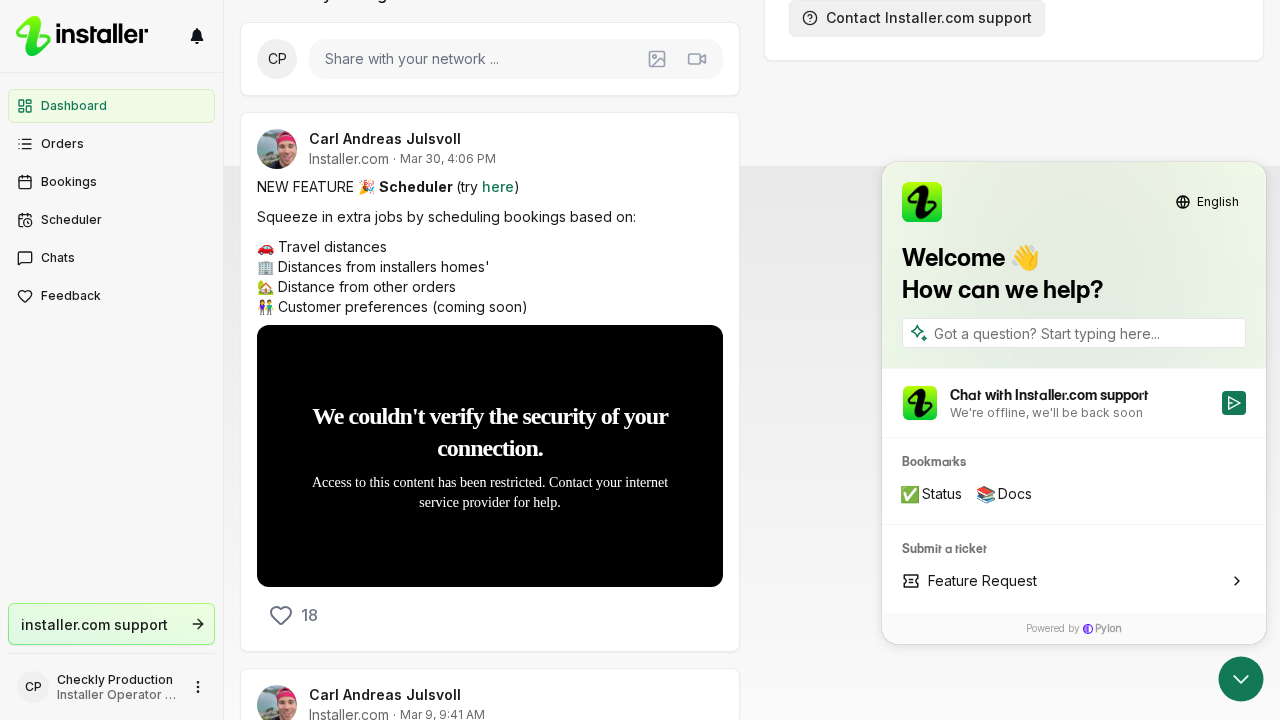 The support widget open beside the dashboard, showing the search field and the chat option